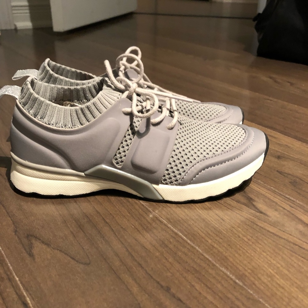 NWOT Zara grey/silver sneakers size 6
